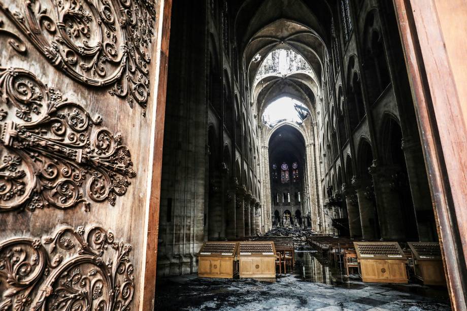 Vista interna da Catedral de Notre-Dame mostra o telhado que foi atingido durante incêndio - 16/04/2019 Vista interna da Catedral de Notre-Dame mostra o telhado que foi atingido durante incêndio - 16/04/2019