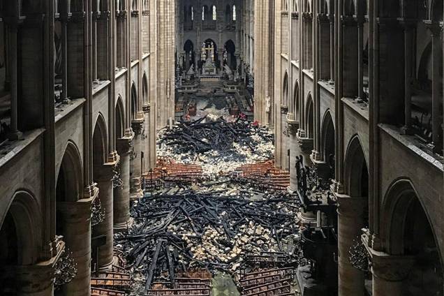 Vista interna da Catedral de Notre-Dame mostra parte do telhado que cedeu durante o incêndio - 16/04/2019 Vista interna da Catedral de Notre-Dame mostra parte do telhado que cedeu durante o incêndio - 16/04/2019