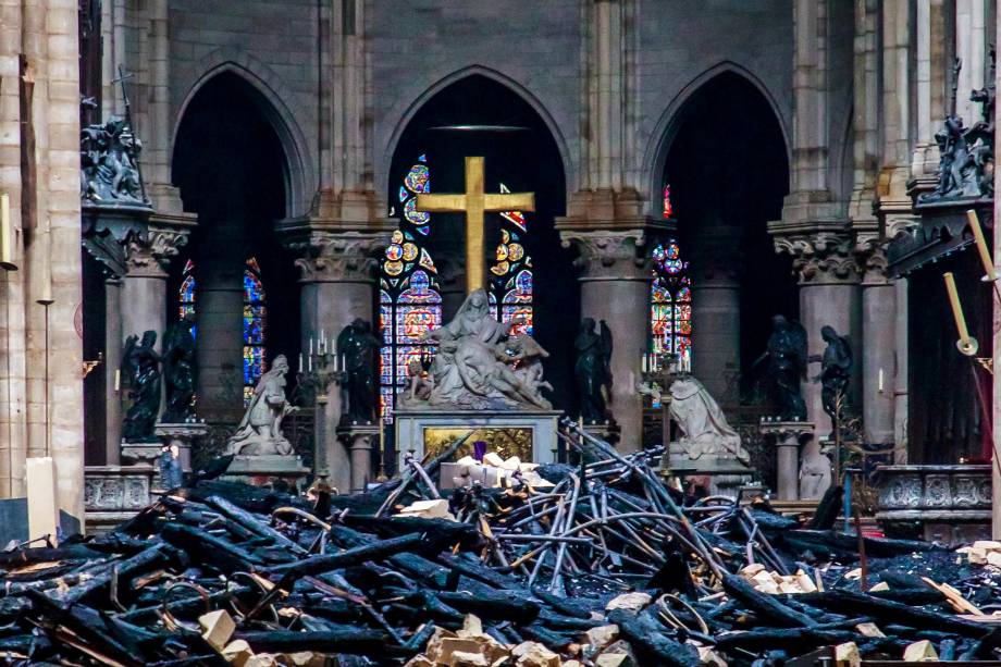 Vista do altar da Catedral de Notre-Dame, após incêndio atingir o local - 16/04/2019 Vista do altar da Catedral de Notre-Dame, após incêndio atingir o local - 16/04/2019