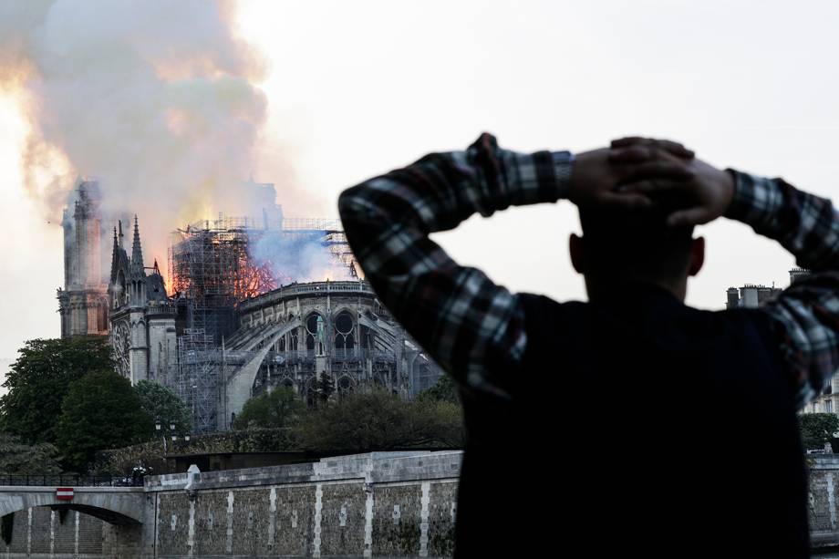 Homem observa incêndio atingir o topo da Catedral de Notre-Dame, localizada na região central de Paris, França - 15/04/2019 Homem observa incêndio atingir o topo da Catedral de Notre-Dame, localizada na região central de Paris, França - 15/04/2019