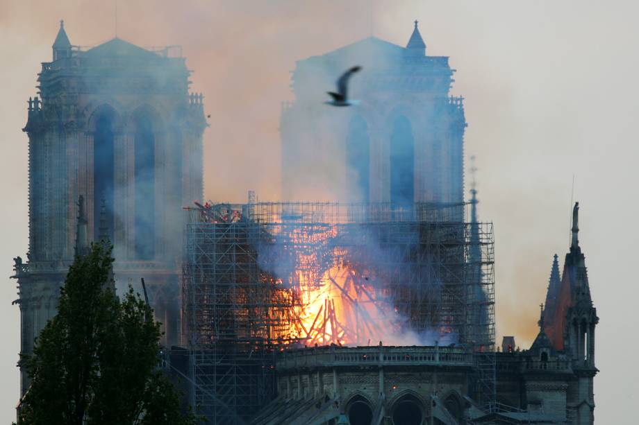 Incêndio atinge o topo da Catedral de Notre-Dame, localizada na região central de Paris, França - 15/04/2019 Incêndio atinge o topo da Catedral de Notre-Dame, localizada na região central de Paris, França - 15/04/2019