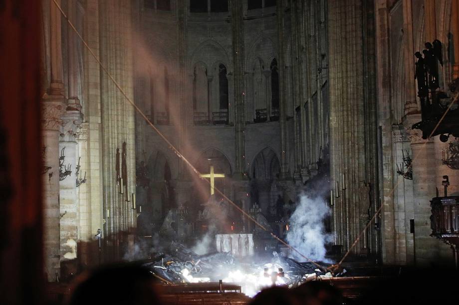Fumaça é vista próxima do altar da Catedral de Notre-Dame, em Paris, durante incêndio - 15/04/2019 Fumaça é vista próxima do altar da Catedral de Notre-Dame, em Paris, durante incêndio - 15/04/2019