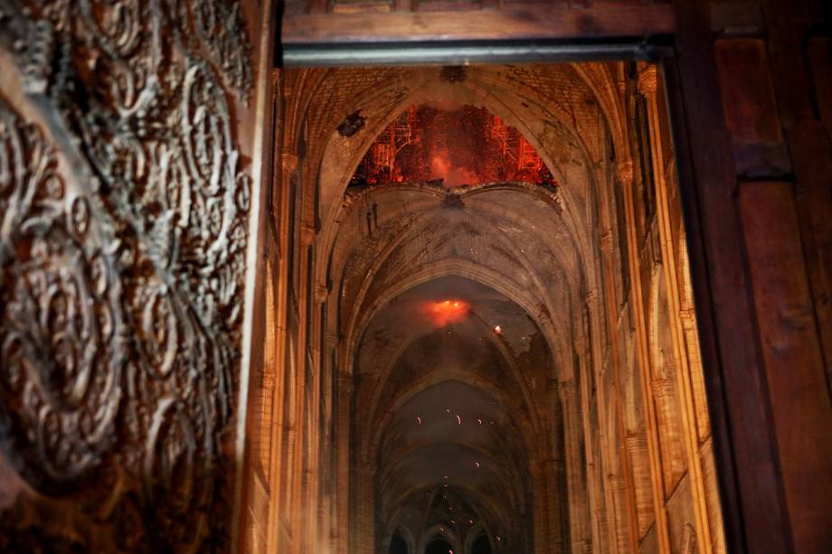 Incêndio consome interior da Catedral de Notre-Dame, localizada na região central de Paris - 15/04/2019 Incêndio consome interior da Catedral de Notre-Dame, localizada na região central de Paris - 15/04/2019