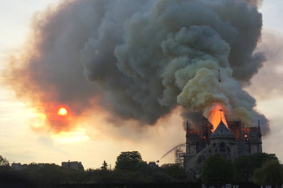 Chamas são vistas no topo na Catedral de Notre-Dame, localizada na região central de Paris, França - 15/04/2019 Chamas são vistas no topo na Catedral de Notre-Dame, localizada na região central de Paris, França - 15/04/2019