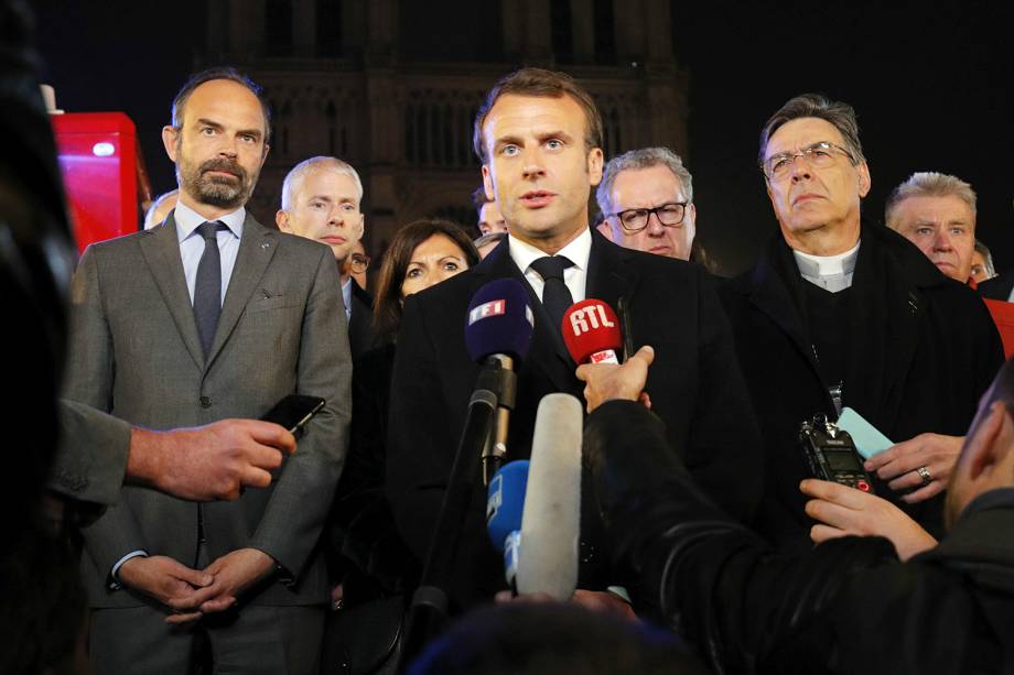 O presidente francês Emmanuel Macron fala sobre o incêndio que atingiu a Catedral de Notre-Dame, na região central de Paris - 15/04/2019