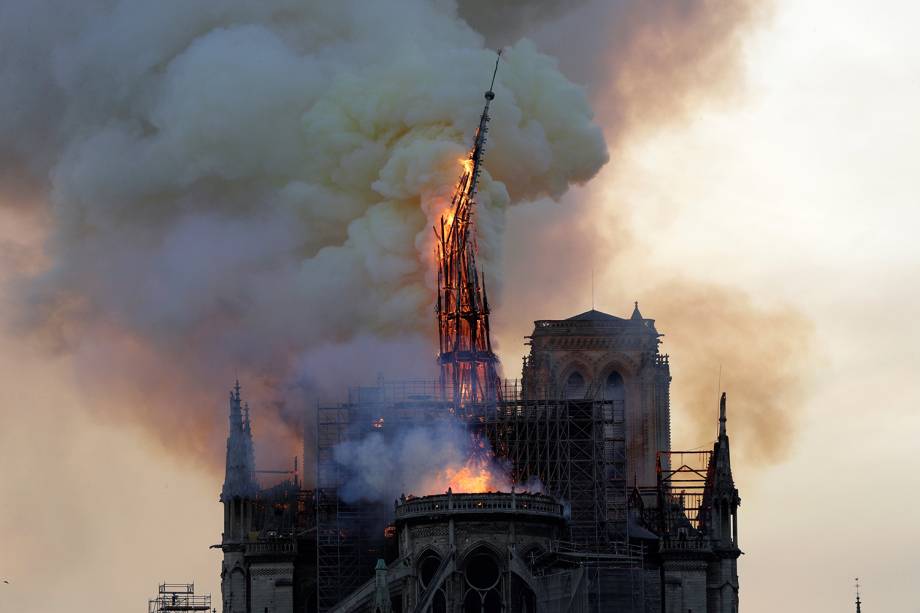 Torre é consumida pelas chamas durante incêndio na Catedral de Notre-Dame, em Paris - 15/04/2019 Torre é consumida pelas chamas durante incêndio na Catedral de Notre-Dame, em Paris - 15/04/2019