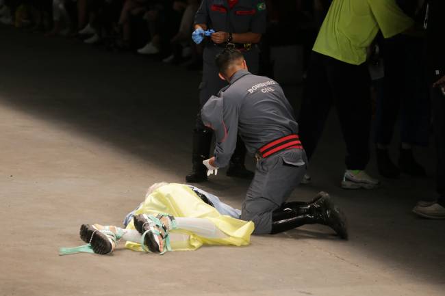 O modelo Tales Cotta desmaiou durante desfile na SPFW