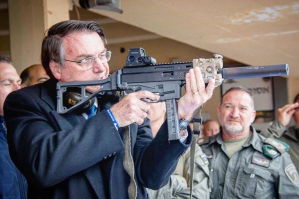 Bolsonaro usa arma em viagem a Israel Presidente Jair Bolsonaro usa arma em viagem a Israel