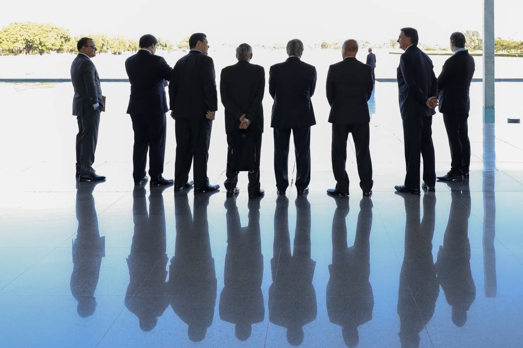 Bagunça institucional