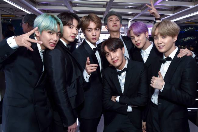 Banda BTS nos bastidores durante o 61º Annual GRAMMY. Eles subiram ao palco para a entrega do prêmio de 