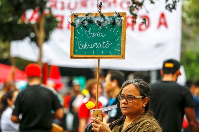 Mulher carrega placa durante protesto contra os cortes realizados nas universidades, realizado em São Paulo (SP) - 30/05/2019 Mulher carrega placa durante protesto contra os cortes realizados nas universidades, realizado em São Paulo (SP) - 30/05/2019