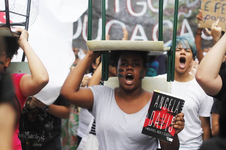 Estudante carrega cadeira durante protestos contra os cortes na área da educação e pesquisa anunciados pelo Governo Federal, na avenida Paulista, em São Paulo (SP) - 15/05/2019