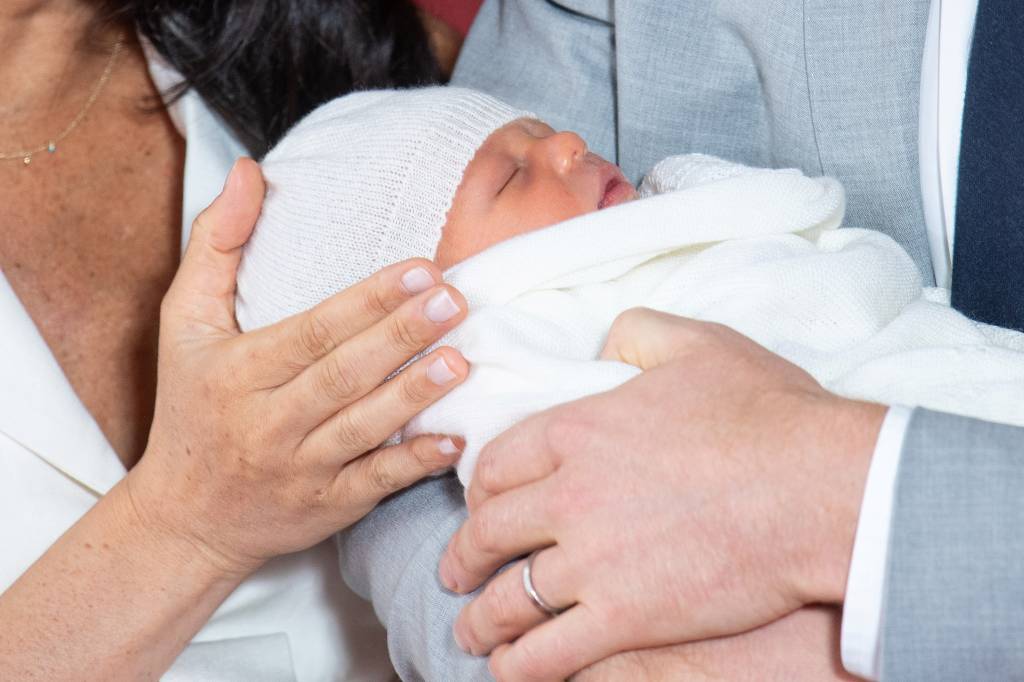 Harry e Meghan posam para foto com o filho Harry e Meghan posam para foto com o filho
