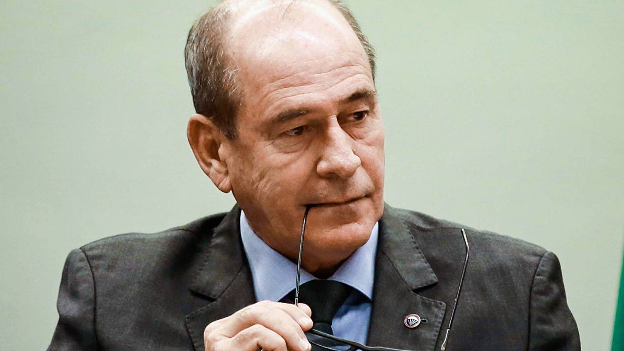 AVISO - General Fernando Azevedo, ministro da Defesa: “Isso aí, não”