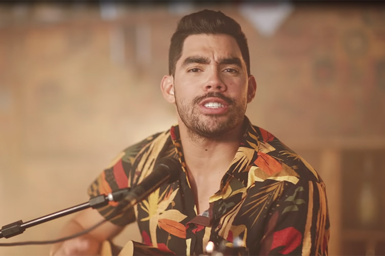 O cantor Gabriel Diniz, no clipe 'Jenifer'