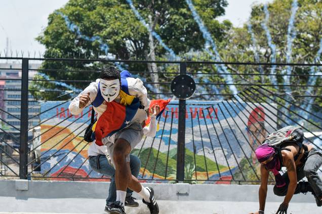 Manifestantes da oposição entra em confronto com policiais próximo da base aérea 'La Carlota', em Caracas, capital da Venezuela - 01/05/2019 Manifestantes da oposição entra em confronto com policiais próximo da base aérea 'La Carlota', em Caracas, capital da Venezuela - 01/05/2019