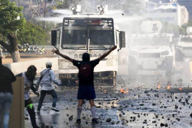 Manifestantes contra o governo de Nicolás Maduro entram em confronto com forças de seguranças em Caracas, capital da Venezuela - 01/05/2019 Manifestantes contra o governo de Nicolás Maduro entram em confronto com forças de seguranças em Caracas, capital da Venezuela - 01/05/2019