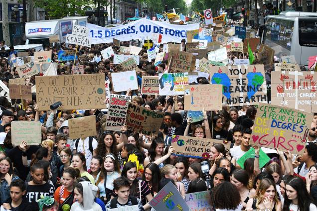 Estudantes carregam cartazes e faixas durante protesto contra mudanças climáticas em Paris, na França - 24/05/2019 Estudantes carregam cartazes e faixas durante protesto contra mudanças climáticas em Paris, na França - 24/05/2019