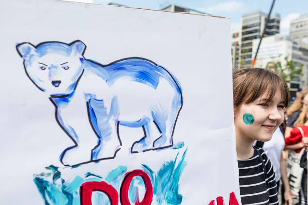 Garota segura cartaz com urso desenhado, durante protesto contra mudanças climáticas realizado em Varsóvia, capital da Polônia - 24/05/2019 Garota segura cartaz com urso desenhado, durante protesto contra mudanças climáticas realizado em Varsóvia, capital da Polônia - 24/05/2019