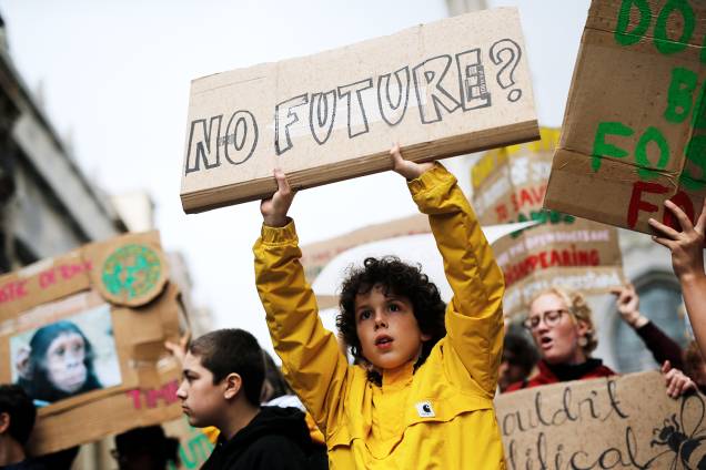 Estudante segura cartaz durante protesto contra mudanças climáticas em Barcelona, na Espanha - 24/05/2019 Estudante segura cartaz durante protesto contra mudanças climáticas em Barcelona, na Espanha - 24/05/2019