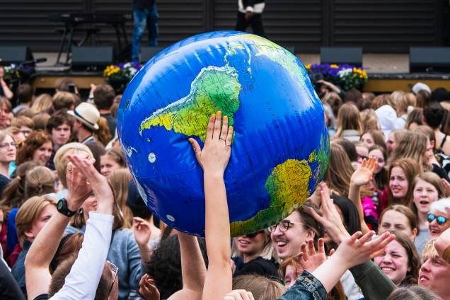 Manifestantes carregam bola inflável no formato da Terra, durante protesto contra mudanças climáticas em Estocolmo, na Suécia - 24/05/2019 Manifestantes carregam bola inflável no formato da Terra, durante protesto contra mudanças climáticas em Estocolmo, na Suécia - 24/05/2019