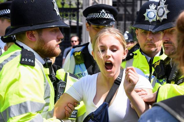 Policiais realizam detenção de manifestante durante protesto contra mudanças climáticas em Londres, na Inglaterra - 24/05/2019 Policiais realizam detenção de manifestante durante protesto contra mudanças climáticas em Londres, na Inglaterra - 24/05/2019