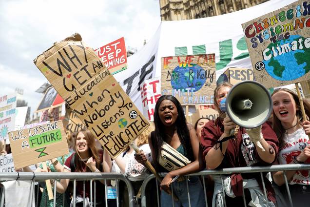 Manifestantes seguram cartazes, faixas e gritam palavras de ordem durante marcha contra as mudanças climáticas, realizado em Londres, na Inglaterra - 24/05/2019 Manifestantes seguram cartazes, faixas e gritam palavras de ordem durante marcha contra as mudanças climáticas, realizado em Londres, na Inglaterra - 24/05/2019