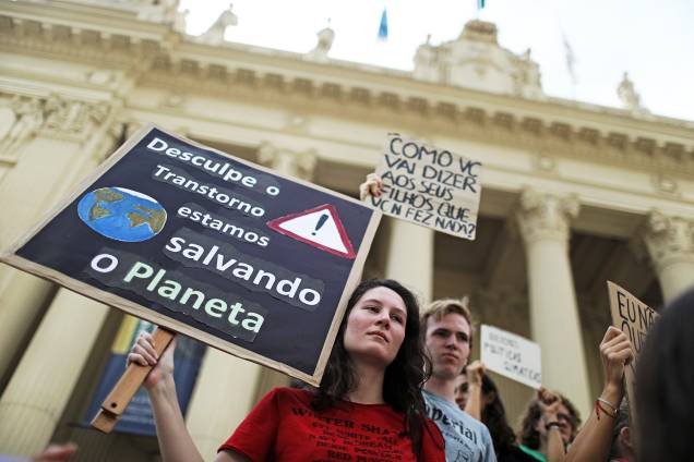 Manifestantes exibem placas e cartazes durante protesto contra mudanças climáticas, realizado na frente da Assembleia Legislativa do Rio de Janeiro - 24/05/2019 Manifestantes exibem placas e cartazes durante protesto contra mudanças climáticas, realizado na frente da Assembleia Legislativa do Rio de Janeiro - 24/05/2019
