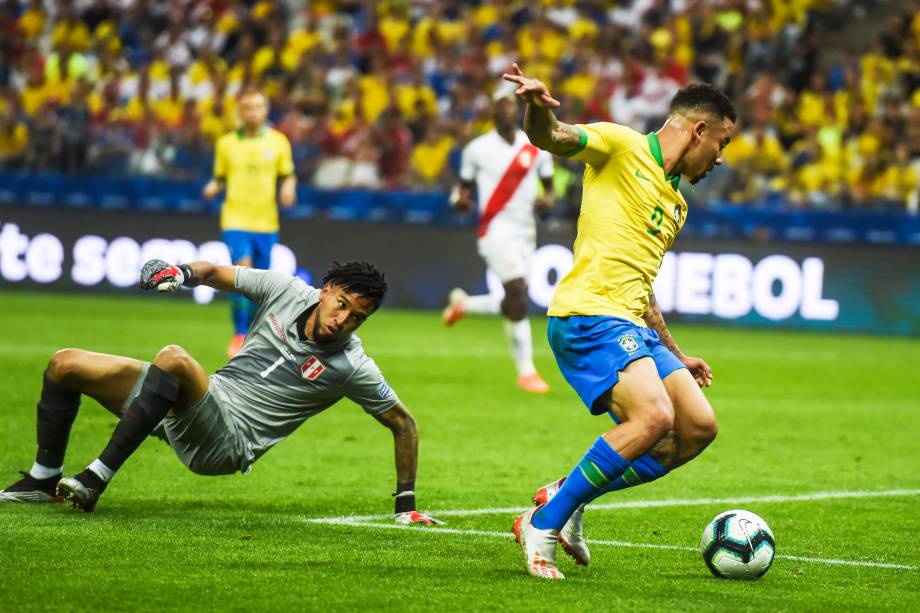 Gabriel Jesus dribla o goleiro peruano Pedro Gallese durante partida válida pelo grupo A da Copa América, realizada na Arena Corinthians - 22/06/2019