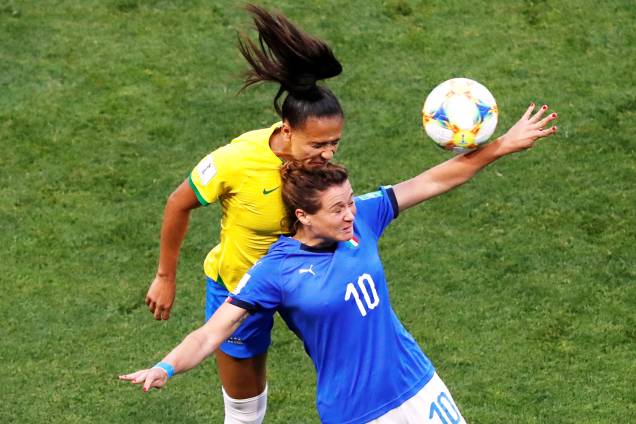 Cristiana Girelli, da Itália, disputa lance com Debinha, do Brasil, durante partida válida pelo grupo C da Copa do Mundo Feminina - 18/06/2019 Cristiana Girelli, da Itália, disputa lance com Debinha, do Brasil, durante partida válida pelo grupo C da Copa do Mundo Feminina - 18/06/2019
