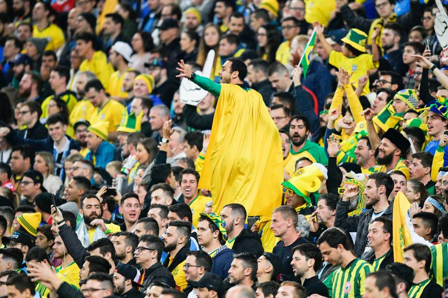 Torcedores marcam presença na partida entre Brasil e Paraguai, realizada na Arena do Grêmio, em Porto Alegre (RS) - 27/06/2019