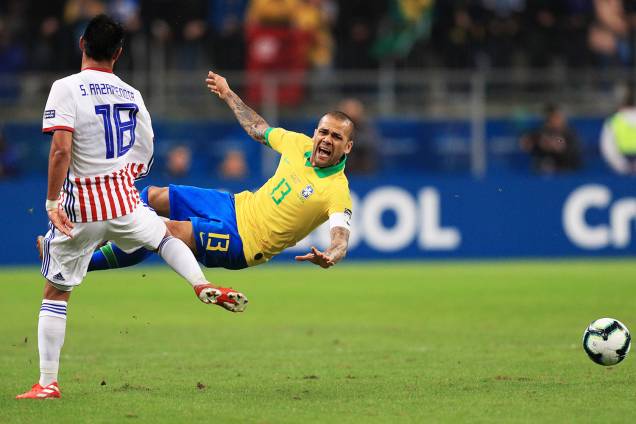 Daniel Alves, jogador da Seleção Brasileira, é derrubado por Santiago Arzamendia, do Paraguai, durante partida válida pelas quartas de final da Copa América, realizada na Arena do Grêmio, em Porto Alegre (RS) - 27/06/2019 Daniel Alves, jogador da Seleção Brasileira, é derrubado por Santiago Arzamendia, do Paraguai, durante partida válida pelas quartas de final da Copa América, realizada na Arena do Grêmio, em Porto Alegre (RS) - 27/06/2019