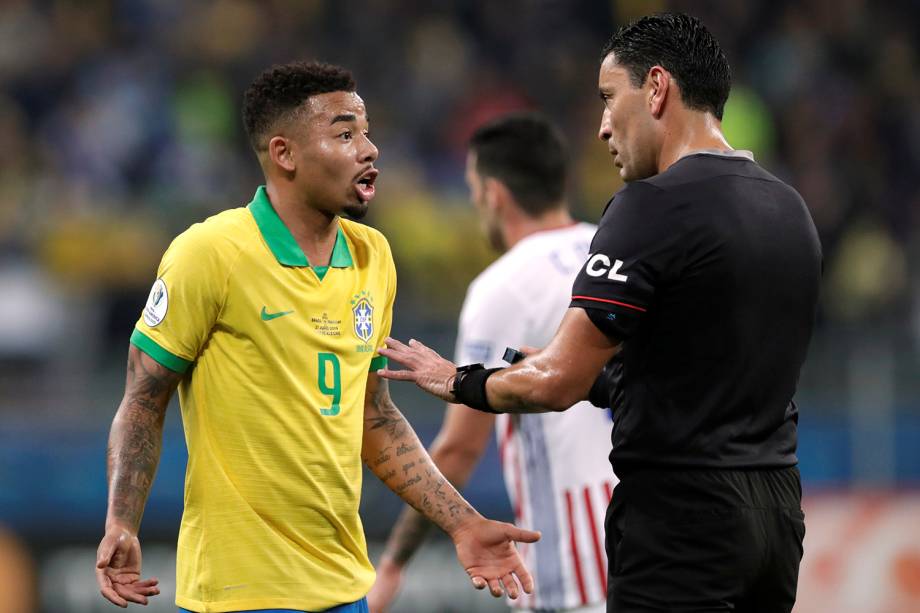 Gabriel Jesus conversa com o árbitro Roberto Tobar durante partida entre Brasil e Paraguai, válida pelas quartas de final da Copa América, realizada na Arena do Grêmio, em Porto Alegre (RS) - 27/06/2019