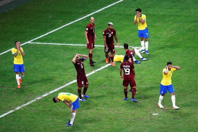 Jogadores brasileiros lamentam jogada perdida durante partida contra a Venezuela, válida pela fase de grupos da Copa América - 18/06/2019 Jogadores brasileiros lamentam jogada perdida durante partida contra a Venezuela, válida pela fase de grupos da Copa América - 18/06/2019