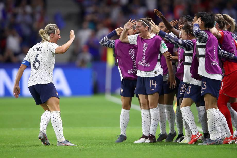 Jogadora francesa Gaetane Thiney comemora o segundo gol da França no jogo entre França e Brasil, válido pela Copa do Mundo Feminina 2019 Oitavas de final - 23/06/2019 Jogadora francesa Gaetane Thiney comemora o segundo gol da França no jogo entre França e Brasil, válido pela Copa do Mundo Feminina 2019 Oitavas de final - 23/06/2019