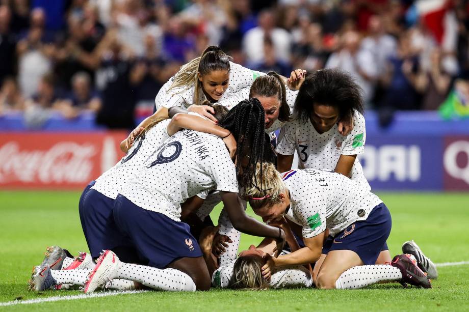 Jogadoras francesas comemoram vitória no jogo entre França e Brasil, válido pela Copa do Mundo Feminina 2019 Oitavas de final - 23/06/2019 Jogadoras francesas comemoram vitória no jogo entre França e Brasil, válido pela Copa do Mundo Feminina 2019 Oitavas de final - 23/06/2019