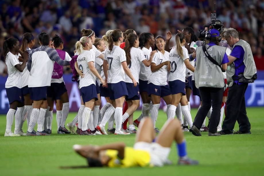 Jogadoras francesas comemoram vitória na prorrogação no jogo entre França e Brasil, válido pela Copa do Mundo Feminina 2019 Oitavas de final - 23/06/2019 Jogadoras francesas comemoram vitória na prorrogação no jogo entre França e Brasil, válido pela Copa do Mundo Feminina 2019 Oitavas de final - 23/06/2019