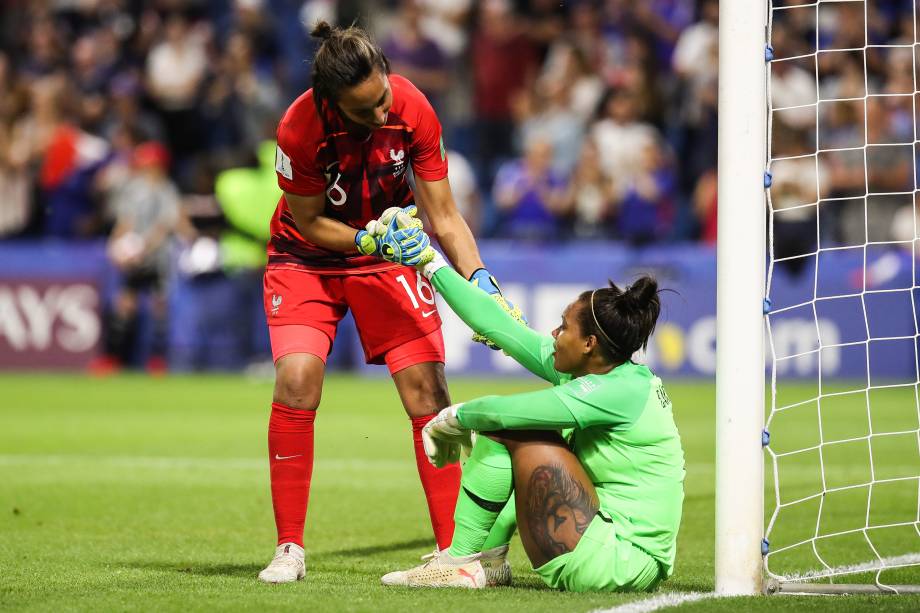 Sarah Bouhaddi da França consola a goleira brasileira Barbara, após jogo entre França e Brasil, válido pela Copa do Mundo Feminina 2019 Oitavas de final - 23/06/2019 Sarah Bouhaddi da França consola a goleira brasileira Barbara, após jogo entre França e Brasil, válido pela Copa do Mundo Feminina 2019 Oitavas de final - 23/06/2019
