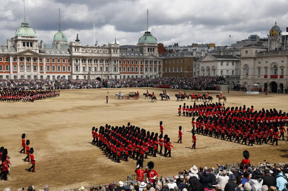 A rainha Elizabeth II chega de carruagem para os desfiles em homenagem ao seu aniversário no Palácio de Buckingham, em Londres - 08/06/2019