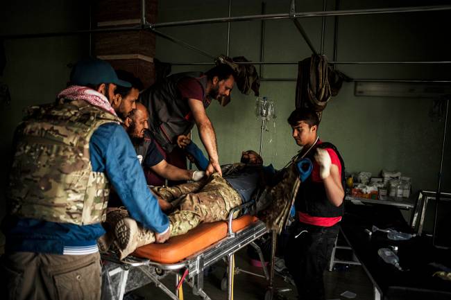 Líbia Soldado ferido durante tentativa de retomada do antigo aeroporto de Misarata, ocupado pelas forças militares de Khalifa Haftar, recebe primeiros cuidados – 02/05/2019