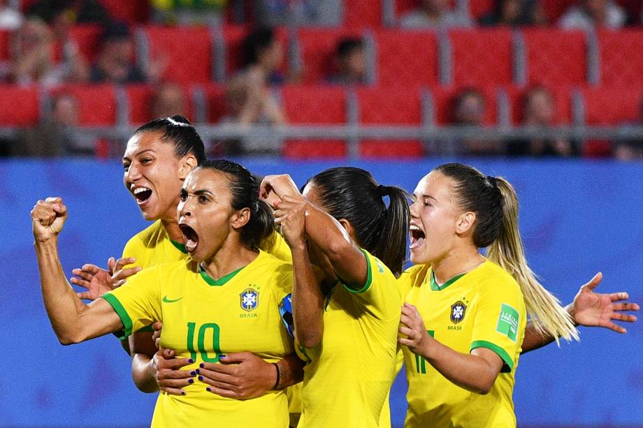 Marta comemora ao marcar gol de pênalti durante partida entre Brasil e Itália, válida pela fase de grupos da Copa do Mundo Feminina - 18/06/2019