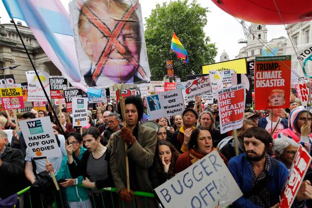 Manifestantes lotam um bloqueio em Whitehall durante protesto contra a visita de Estado do presidente dos Estados Unidos, Donald Trump, no centro de Londres - 04/06/2019 Manifestantes lotam um bloqueio em Whitehall durante protesto contra a visita de Estado do presidente dos Estados Unidos, Donald Trump, no centro de Londres - 04/06/2019