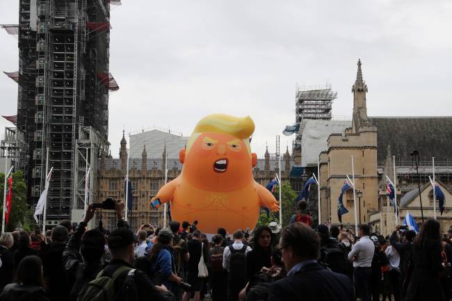 Britânicos protestam contra a visita de Trump Britânicos protestam contra a visita de Trump