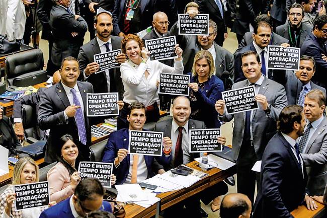 Deputados erguem cartazes Deputados erguem cartazes