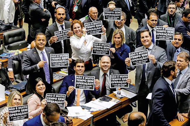 Deputados erguem cartazes