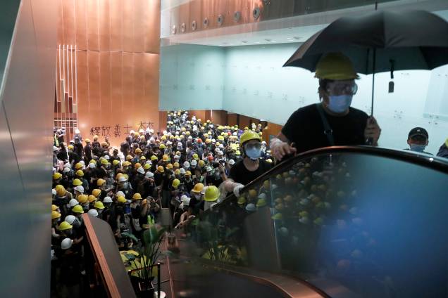 Manifestantes invadem o prédio do Conselho Legislativo durante o aniversário da transferência de Hong Kong para a China, em Hong Kong - 01/07/2019 Manifestantes invadem o prédio do Conselho Legislativo durante o aniversário da transferência de Hong Kong para a China, em Hong Kong - 01/07/2019