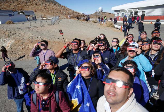 Pessoas usam óculos especiais para observar eclipse solar no Observatório Europeu Sul de La Silla em Coquimbo, Chile - 02/07/2019 Pessoas usam óculos especiais para observar eclipse solar no Observatório Europeu Sul de La Silla em Coquimbo, Chile - 02/07/2019