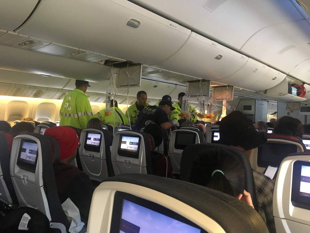 Por turbulência, avião faz pouso de emergência e 37 ficam feridos