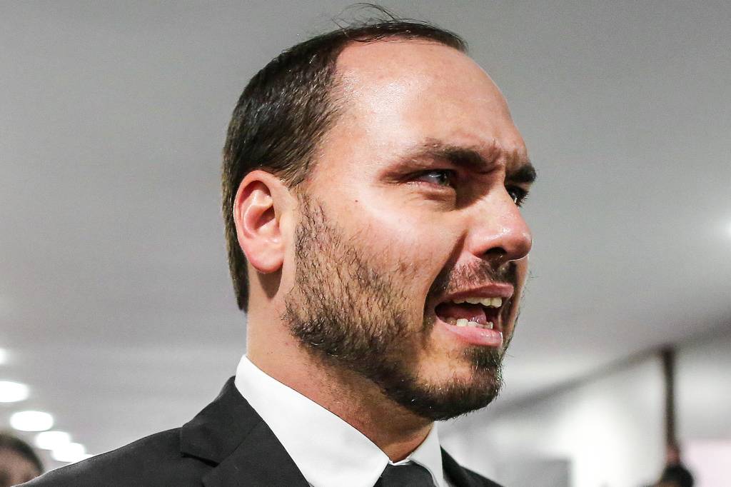 Bolsonaro pediu a Moro que interferisse em inquérito que envolve Carlos