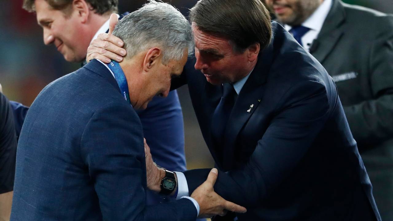 Tite cumprimentou Bolsonaro, sem demonstrar grande entusiasmo